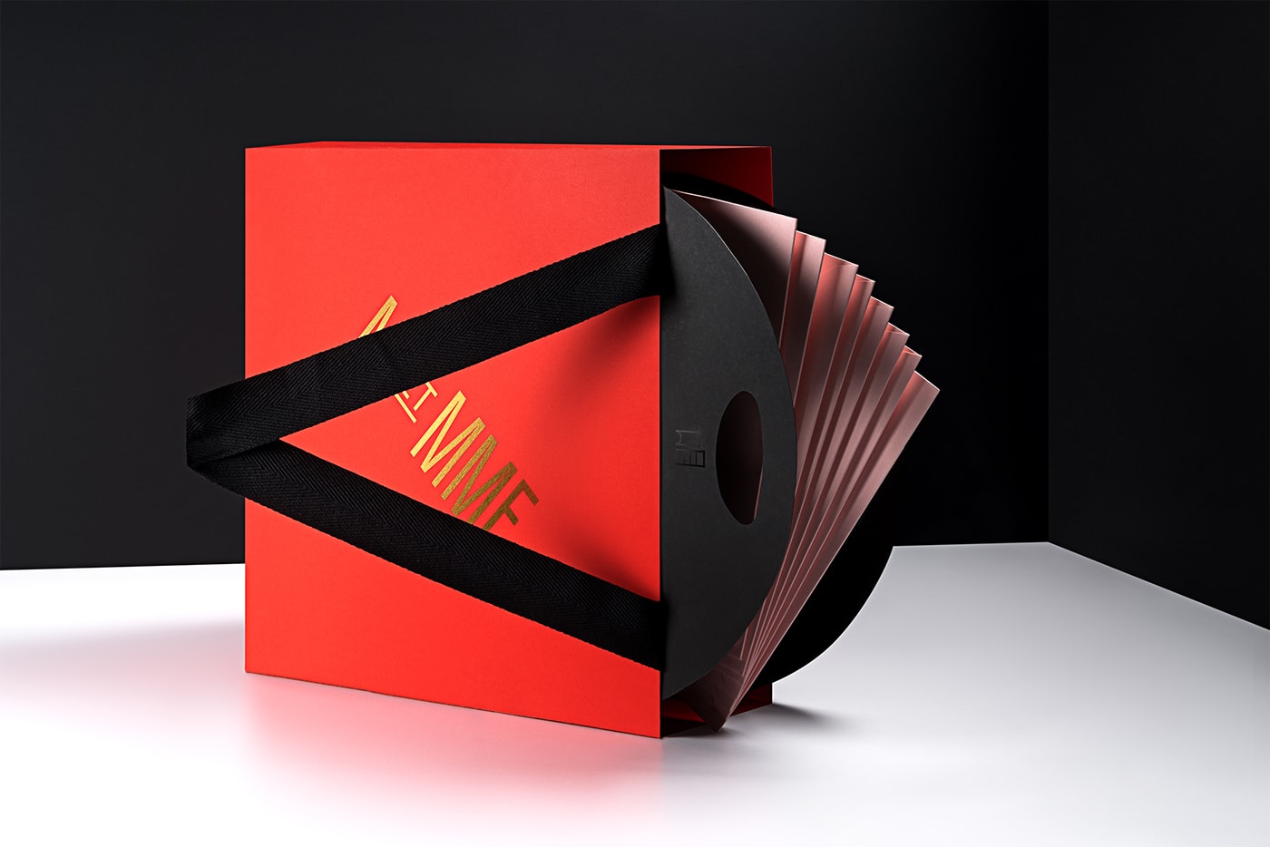 國(guó)外時(shí)尚創(chuàng)意邀請(qǐng)函品牌形象設(shè)計(jì)案例，品牌形象設(shè)計(jì)，時(shí)尚品牌設(shè)計(jì)，品牌設(shè)計(jì)公司，深圳品牌設(shè)計(jì)，左右格局